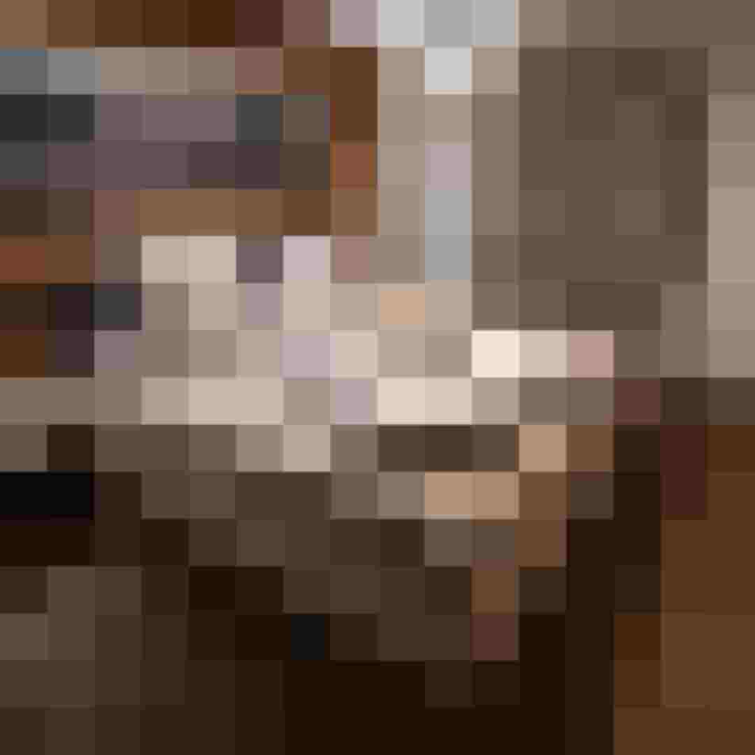 Schlafzimmer mit Doppelbett, Holzwand und großem Landschaftsbild über dem Betthaupt